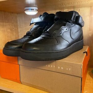 Nike Air Force 1 Mid “black/black” (2002)